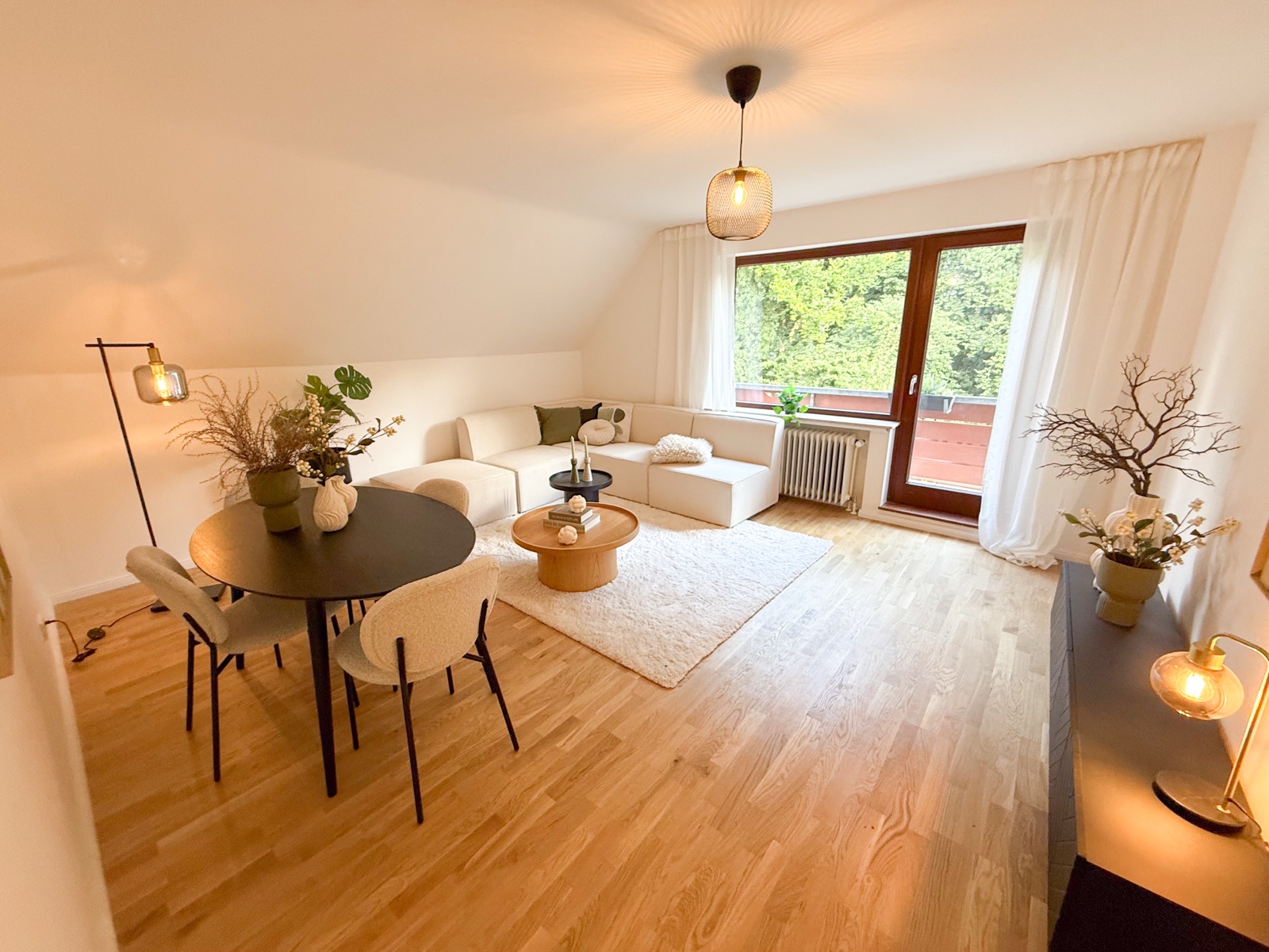 Hell sanierte Wohnung mit Parkettboden und moderner Einrichtung